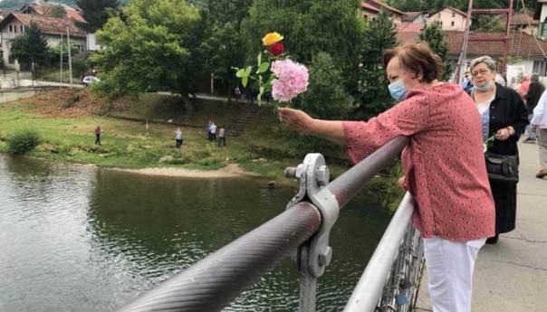Spušteno cvijeće u Vrbas u Banjoj Luci uz poruke mira i suživota