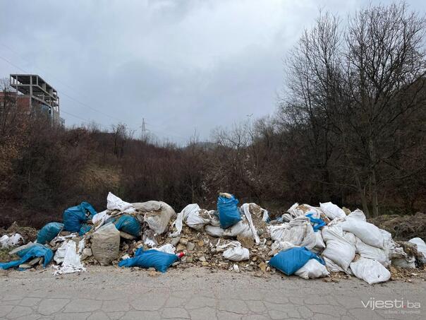 Sramota: 18 dana građevinski otpad stoji pored puta