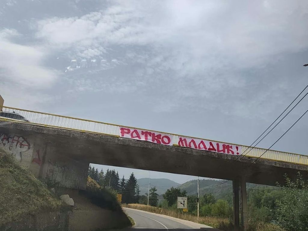 Sramotan prizor: Na nadvožnjaku kod Pala istaknuto ime zločinca Mladića