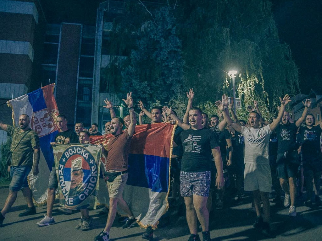 Sramotne scene u Zvorniku: Više stotina ljudi palilo svijeće i skandiralo "Ratko Mladić"