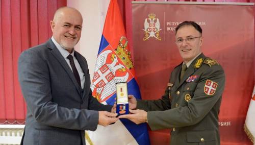 Sramotno odlikovanje osuđenog ratnog zločinca Vinka Pandurevića
