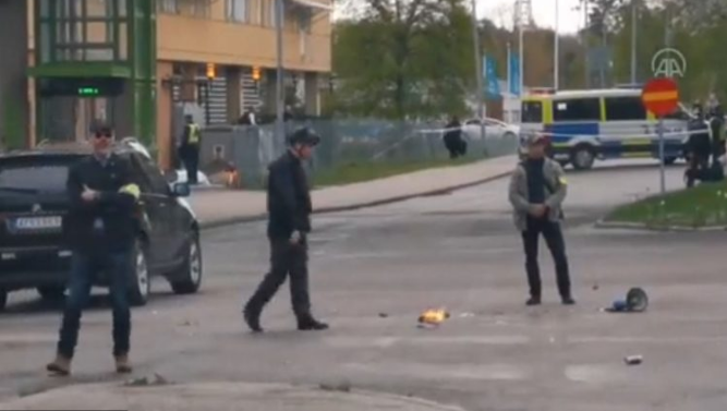 Sramotno: U prisustvu policije spalio Kur'an