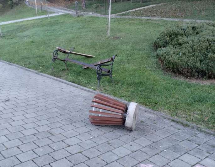 Sramotno: Vandali demolirali šetalište Slana Banja