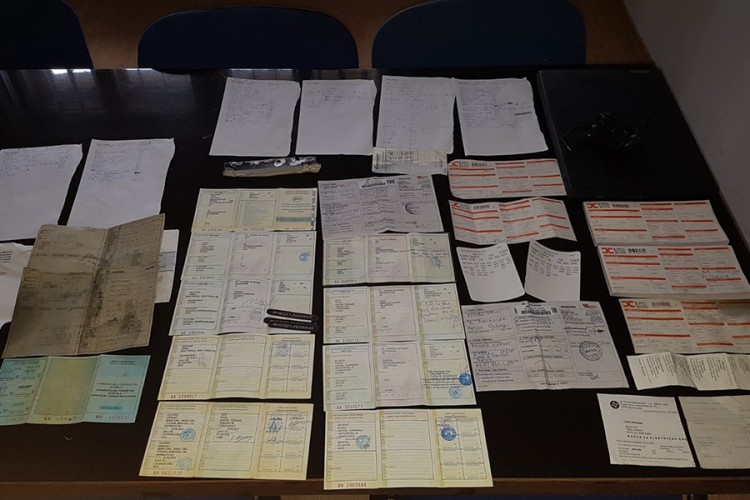 Srbac: Policija zaplijenila volane, dokumente, auto dijelove
