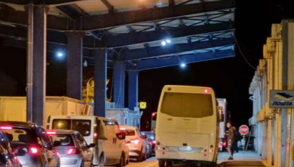 Srbi blokiraju puteve na sjeveru Kosova, autobusi i kamioni ne mogu proći u Srbiju