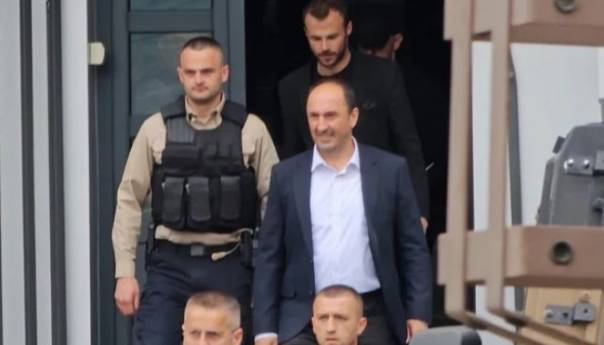 Srbi gađali ministra Alijua crvenom farbom i jajima