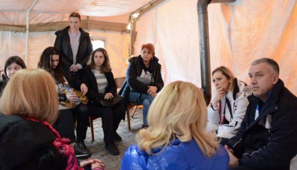 Srbi na sjeveru Kosova osmu noć zaredom ostaju na barikadama