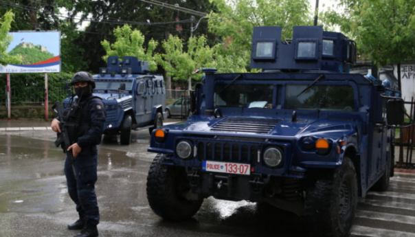 Srbi nastavili proteste na sjeveru Kosova, međunarodna zajednica poziva na mir