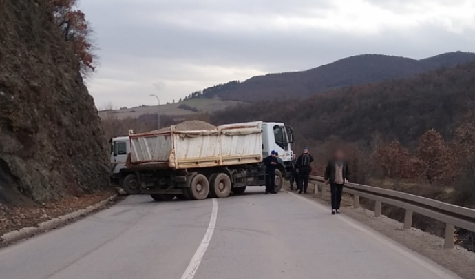 Srbi postavili barikade kod Zvečana i Leposavića na Kosovu