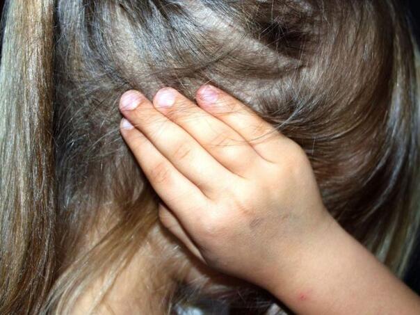 Srbija: Dobio samo 20 godina robije za silovanje svoje kćerke