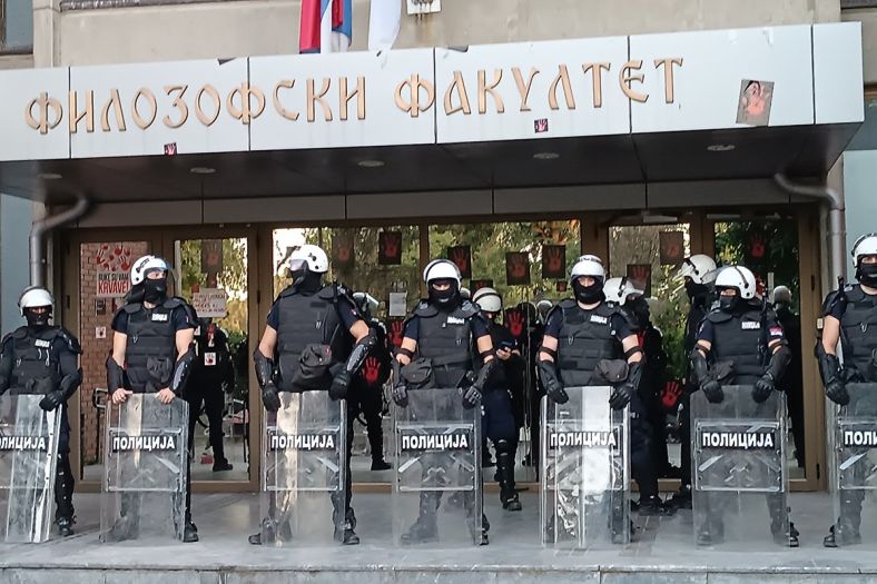 Srbija i večeras protestuje: Kordon policije čuva fakultet