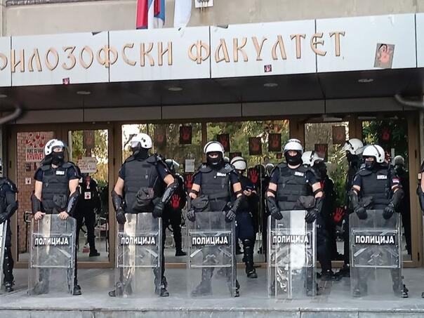 Srbija i večeras protestuje: Kordon policije čuva fakultet