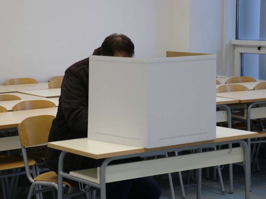 Srbija: Lokalne izbore u 10 općina prate napetosti, incidenti i tučnjave