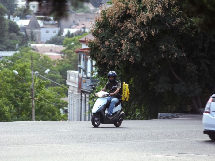 Srbija: Muškarac u Glovo ruksaku prevozio marihuanu