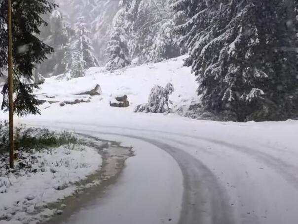 Srbija pod snijegom: Dijelovi zemlje zavejani, putevi blokirani