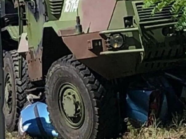 Poginuli otac, troje djece i žena, auto im zgnječio oklopnjak Vojske Srbije Poginuli otac, troje djece i žena, auto im zgnječio oklopnjak Vojske Srbije