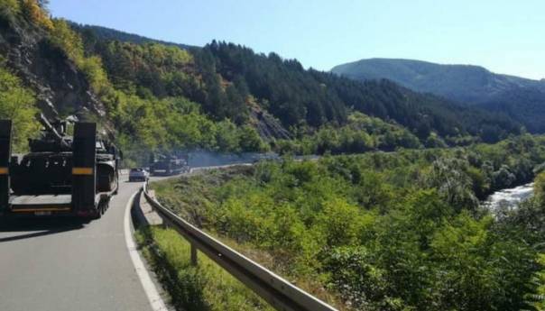 Srbija premješta tenkove ka granici sa Kosovom