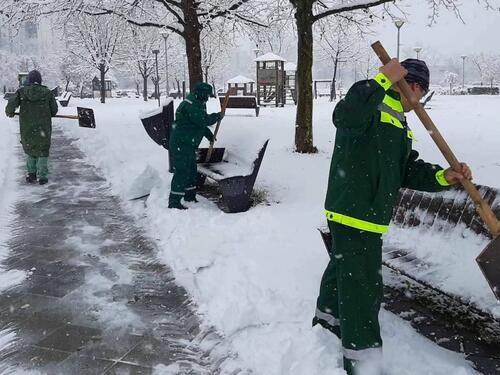 Srbija: Snijeg donio poteškoće u saobraćaju, hiljade ljudi bez struje