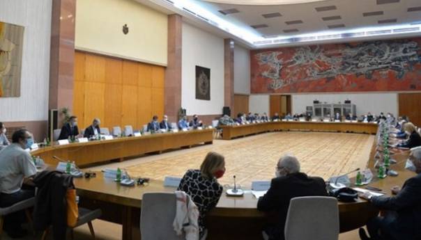 Srbija: Sve se zatvara osim prehrane, apoteka i pumpi