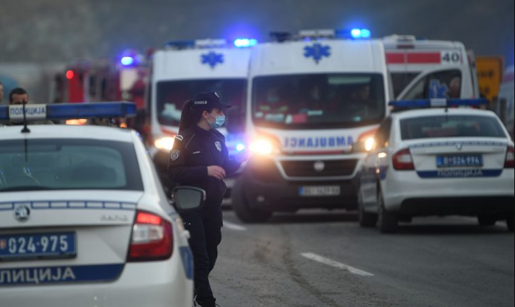 Trinaestogodišnjak nožem i sjekirom napao majku i sina, mladiću se bore za život