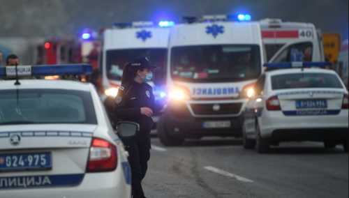 Trinaestogodišnjak nožem i sjekirom napao majku i sina, mladiću se bore za život