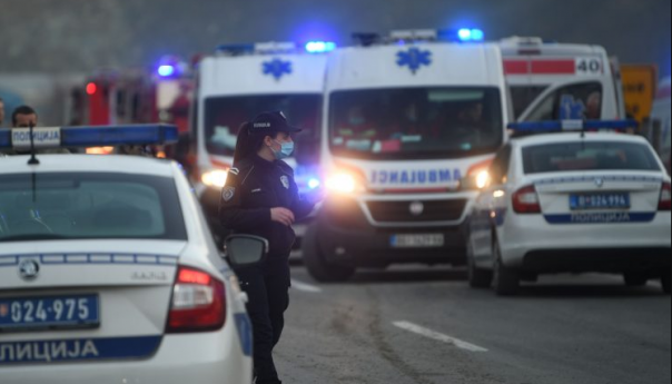 Trinaestogodišnjak nožem i sjekirom napao majku i sina, mladiću se bore za život