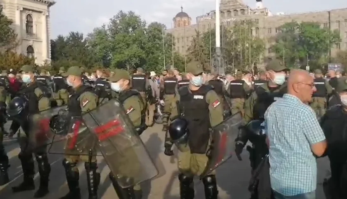 Srbija: Žandarmerija razdvaja pristalice SNS od druge grupe ljudi
