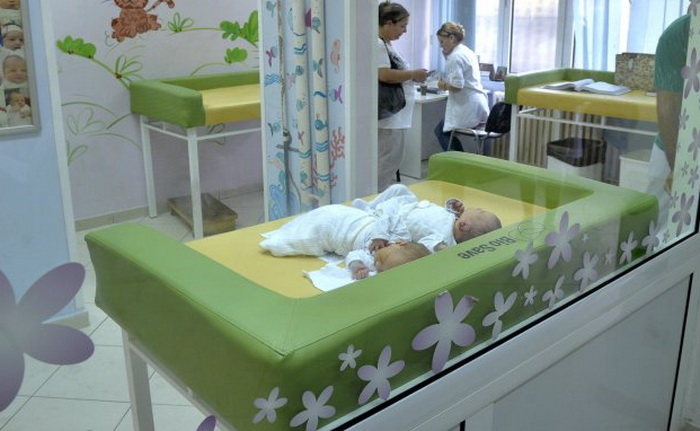 Srbija: Zaražena trudnica se porodila, mama i dijete su dobro