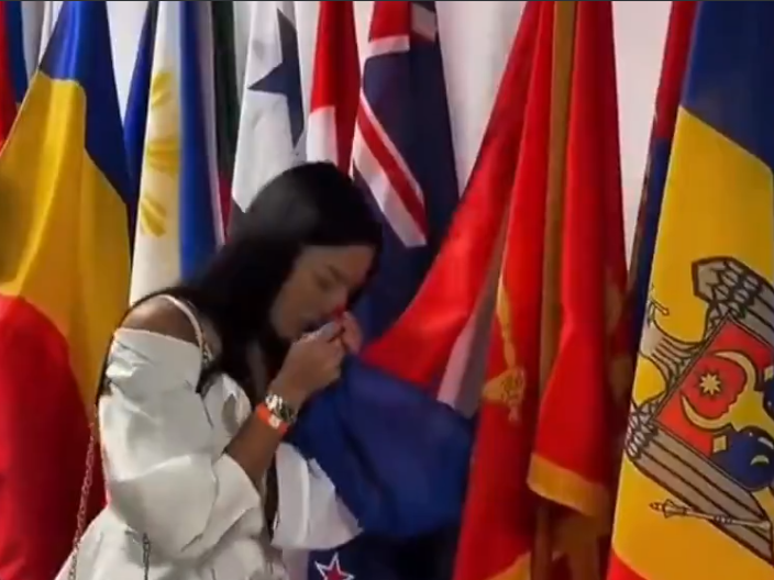 Srbijanska ambasadorica poljubila zastavu Nizozemske misleći da je zastava Srbije