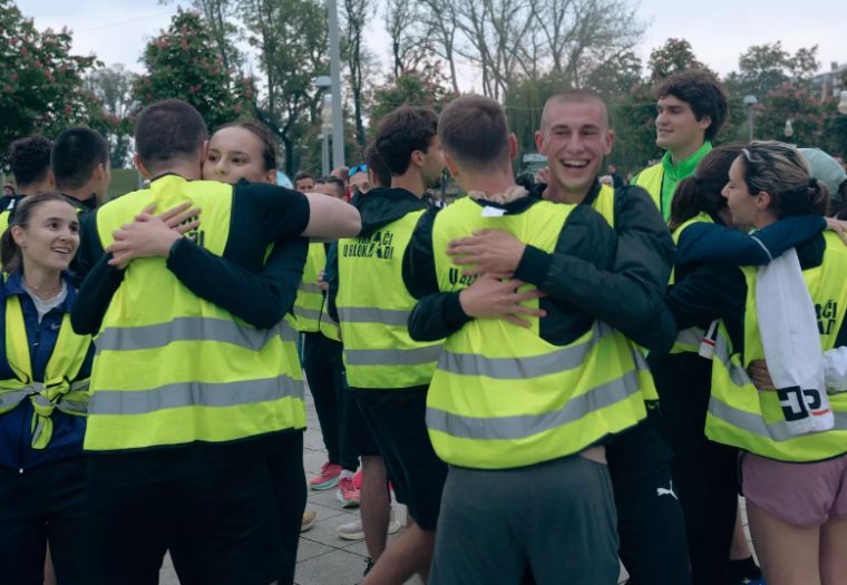 Srbijanski studenti stigli u Salzburg: Građani ih dočekali uz kultnu pjesmu