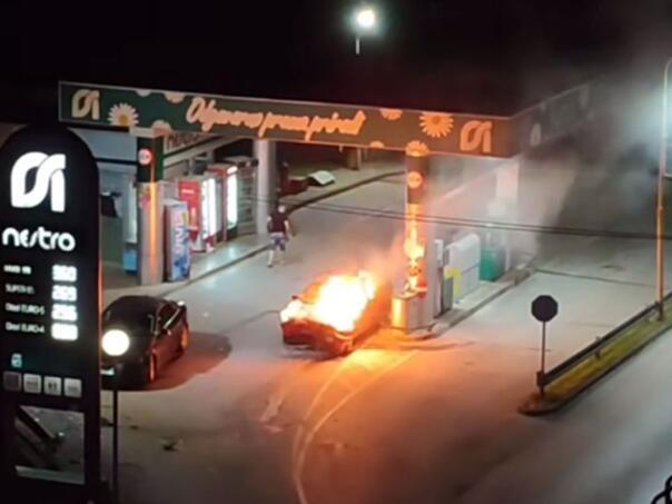 Srebrenica: Izbio veliki požar na benzinskoj pumpi nakon sudara dva vozila