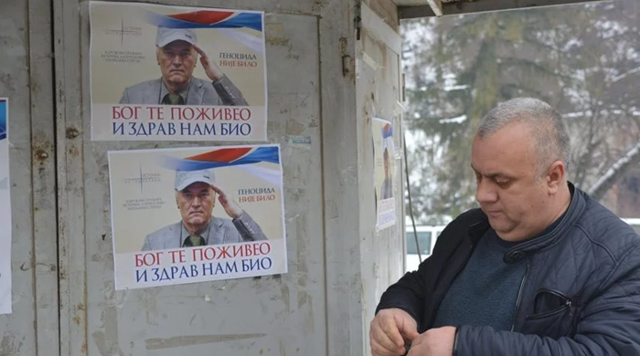 Srebrenica: Lijepili Mladićeve plakate sa porukom "Genocida nije bilo" 