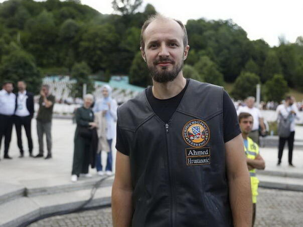 Srebreničanin Ahmed Hrustanović s motoristima iz cijele BiH odao počast žrtvama genocida