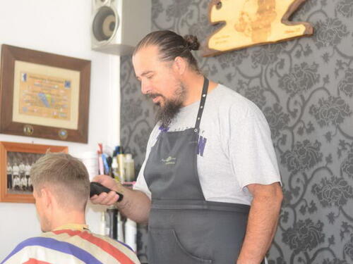 Srebreničanin Ahmed Ustić, frizer, motorista i humanista koji živi za svoj rodni grad