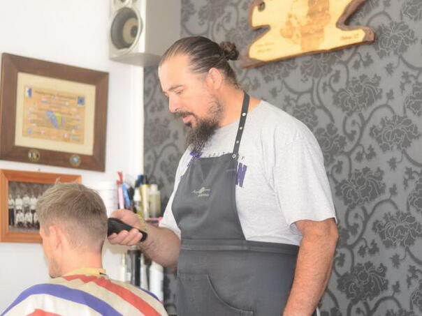 Srebreničanin Ahmed Ustić, frizer, motorista i humanista koji živi za svoj rodni grad