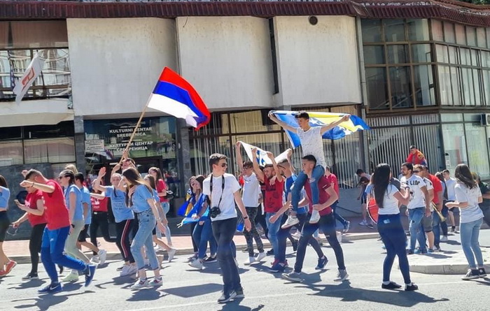 Srebrenički maturanti: Rame uz rame, s različitim zastavama
