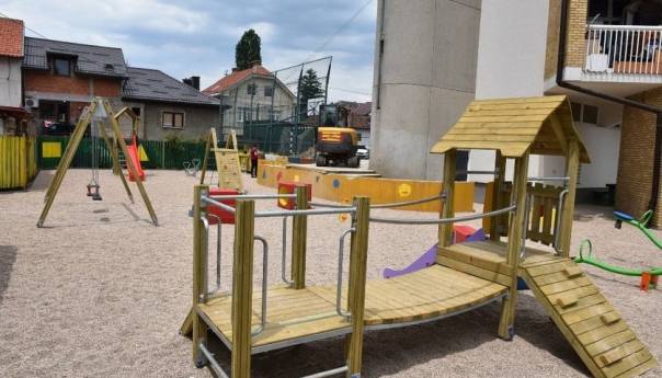 Sretnim mališanima Doma na Bjelavama obnovljeno igralište