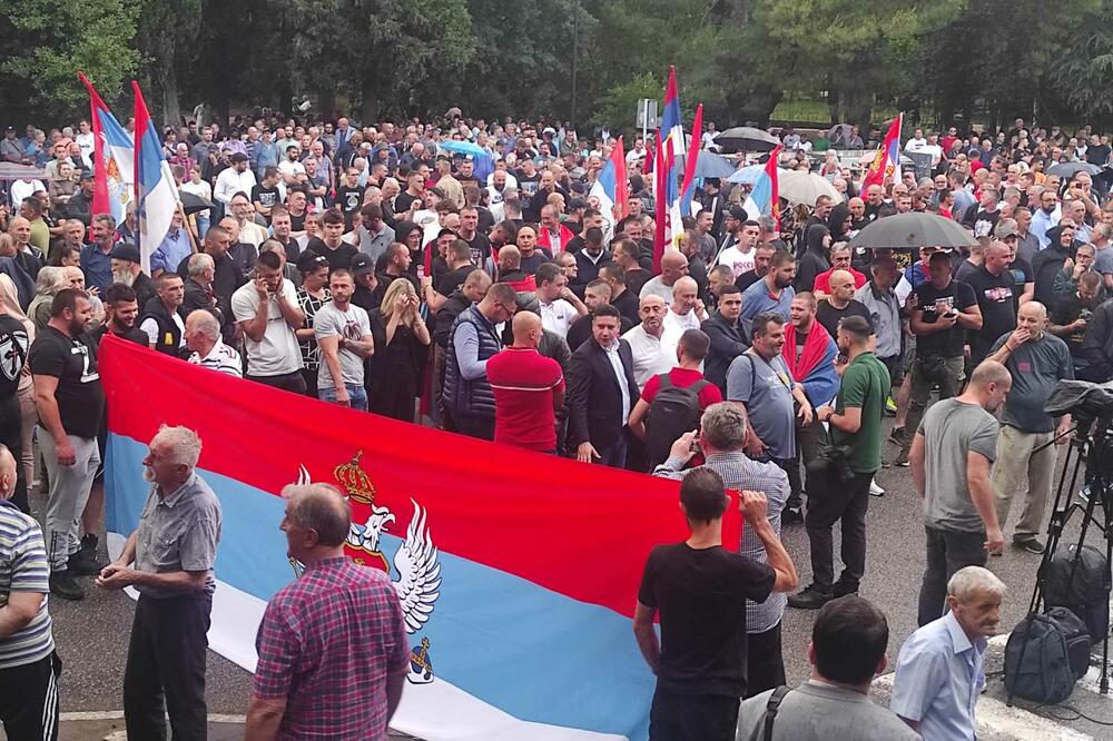 Srpske zastave ispred Vlade Crne Gore: 'Izdaja' zbog podrške rezoluciji