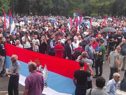 Srpske zastave ispred Vlade Crne Gore: 'Izdaja' zbog podrške rezoluciji