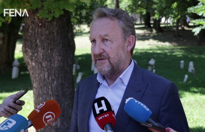 Srpski narod treba da se zabrine zbog onih koji negiraju genocid