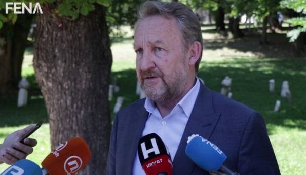 Srpski narod treba da se zabrine zbog onih koji negiraju genocid