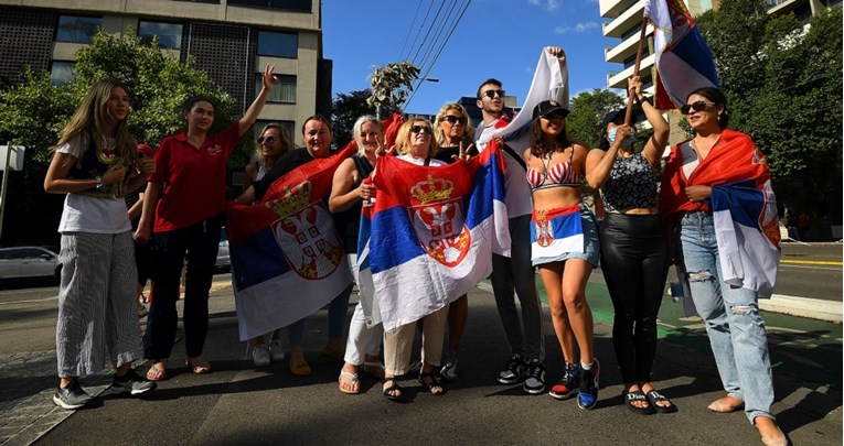 Srpski navijači zaigrali kolo ispred hotela u kojem se nalazi Đoković