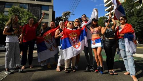 Srpski navijači zaigrali kolo ispred hotela u kojem se nalazi Đoković