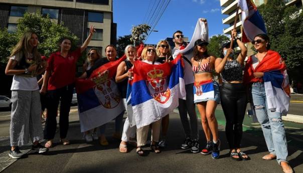 Srpski navijači zaigrali kolo ispred hotela u kojem se nalazi Đoković