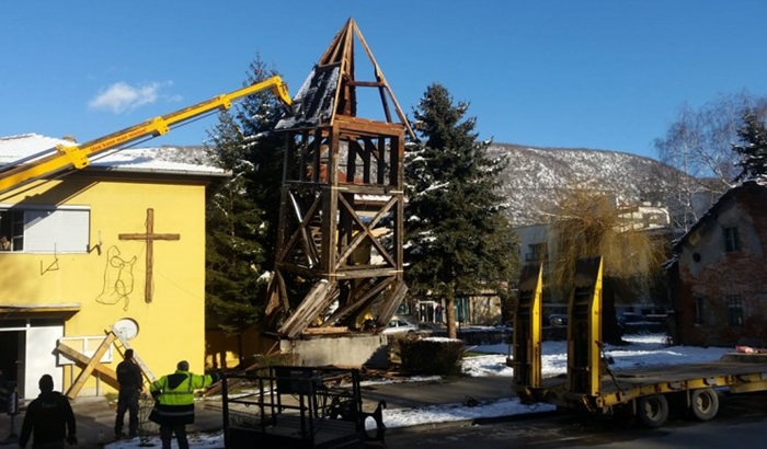 Srušen oštećeni crkveni zvonik u Drvaru
