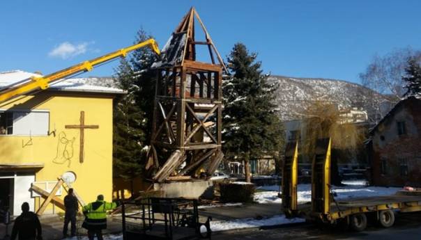 Srušen oštećeni crkveni zvonik u Drvaru