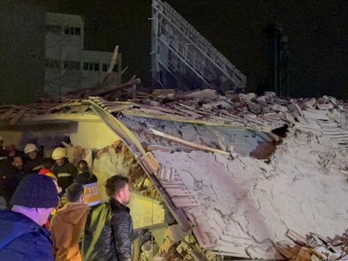 Srušila se četverospratnica u Turskoj, petero ljudi još uvijek pod ruševinama