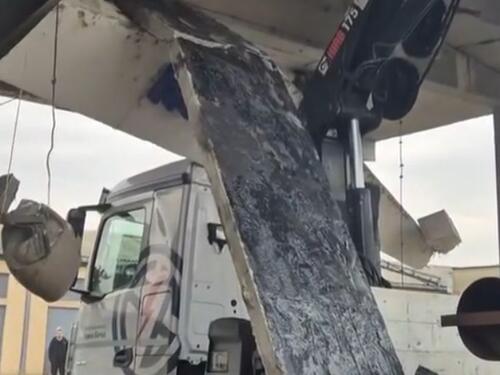 Srušila se nadstrešnica u Novom Sadu, kamion udario u objekat