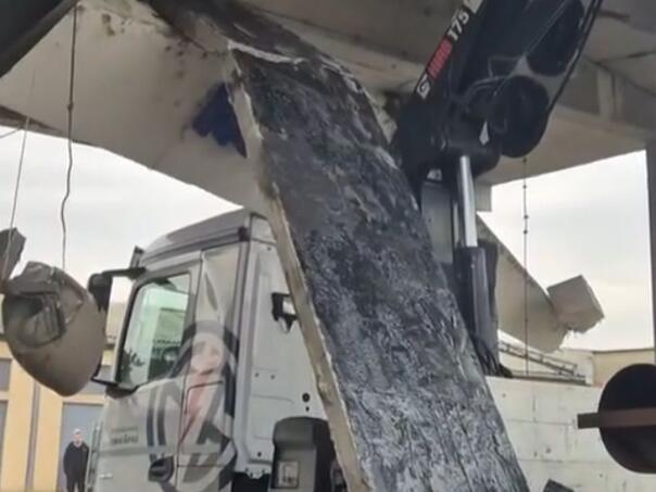 Srušila se nadstrešnica u Novom Sadu, kamion udario u objekat