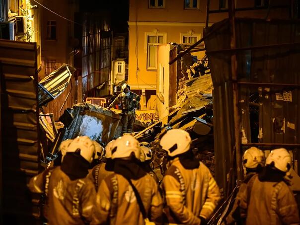 Srušila se napuštena petospratnica u Istanbulu, nema zatrpanih osoba